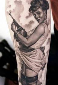 Unikalne zdjęcie tatuażu z bronią w ramieniu