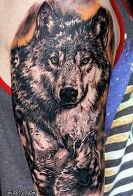 手臂帅气的狼头纹身图案