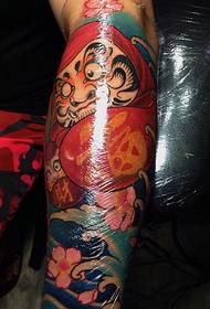 Tatouage coloré de tumbler pour le bras des hommes alternatifs