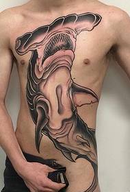 Tatuaggio di delfino bianco e nero di larghe vedute sul petto dell'uomo