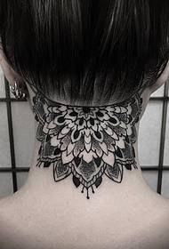 Izsmalcināti melni dekoratīvi tetovējumi no tetovējuma mākslinieces Nicola Mantineo