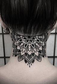 Ekskiz tatoo nwa dekoratif soti nan atis tatoo Nicola Mantineo