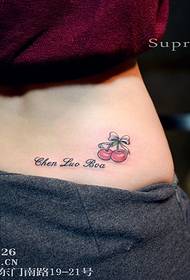 Ragazza con schiena, ciliegia, tatuaggio carino