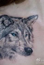 un bellissimo modello di tatuaggio testa di lupo tette