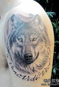 Boy arm klassieke wolfkop tattoo patroon