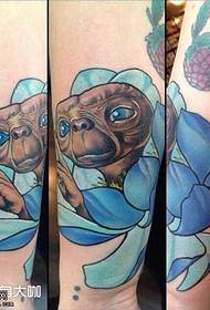 Modello di tatuaggio alieno seduto del fumetto del loto