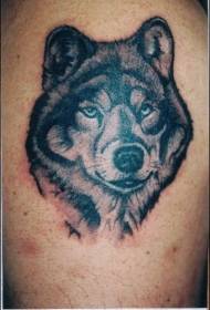 Ŝultra realisma bildo de tatuaje de Paulo Wolf