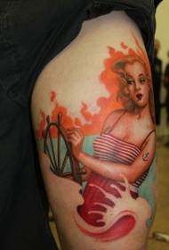 Foto di tatuaggi di colore gamba ragazza bionda marinaio spazzatura