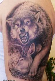 Patrón de tatuaje de lobo de brazo