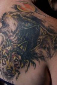 肩膀彩色月亮下的狼紋身圖片