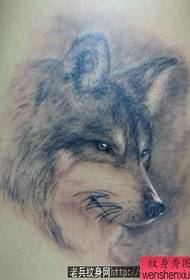 Patrón de tatuaje de lobo: un brazo bello Patrón de tatuaje de cabeza de lobo