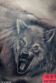 un tatuaggio di testa di lupo prepotente sul petto
