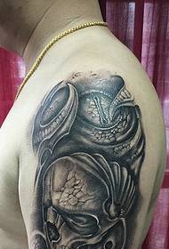 Črno-bela slika mehanske tetovaže velikega roka velikega moškega