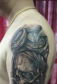 Foto di tatuaggio meccanico in bianco e nero del grande braccio di Burly man