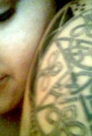 Vasikana Celtic knot shanu-inongedza nyeredzi totem tattoo maitiro