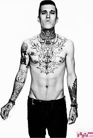 Tatuaggio creativo in bianco e nero maschile di moda marea
