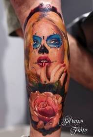 იარაღი განსაცვიფრებელი ლამაზი სიკვდილის გოგონა ვარდისფერი tattoo ნიმუშით