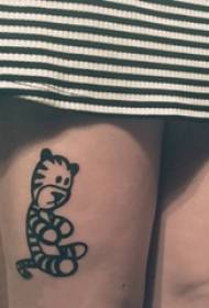검은 기하학적 간단한 라인 만화 작은 동물 호랑이 문신 사진에 여자 허벅지