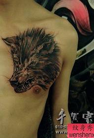 Unha guapa e feroz tatuaxe de cabeza de lobo no peito dun neno