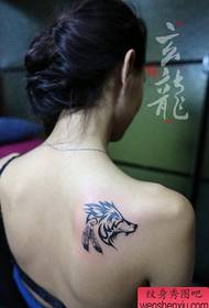 Krahina e vajzës është shumë e popullarizuar, modeli i tatuazheve të kokës së ujkut totem 128671 @ Popular dorëshkrim i lezetshëm për kokën e ujkut