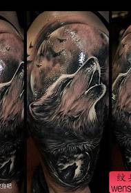 Brazo patrón clásico de tatuaxe de lobo fresco