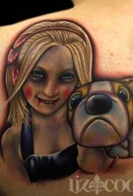 Terug griezelig meisje met hond tattoo patroon