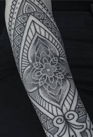 Perséinlechkeet schwaarz handgemoolt geometrescht Tattoo Muster