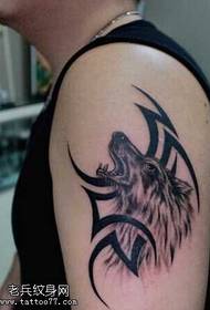 Modello di tatuaggio testa di lupo braccio