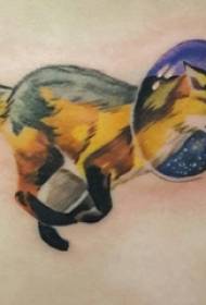 Tyttö puolella vyötärö maalattu geometriset viivat pieni eläinsusi tatuointi kuvia