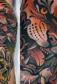 rankos spalva piktas riaumojantis tigras su žmogaus kaukolės tatuiruotės nuotrauka