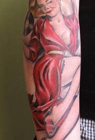 Modello di tatuaggio biondo color braccio