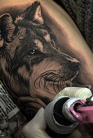 Patrón de tatuaxe de lobo de perna