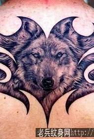 Wzór tatuażu wilka: klasyczny wzór tatuażu z głową wilka z tyłu