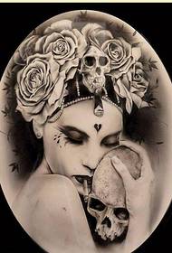 Moda chica guapa rosa cráneo tatuaje modelo manuscrito