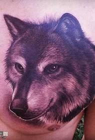Disegno del tatuaggio del lupo sul petto