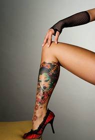 Două stiluri diferite de tatuaje clasice cu flori