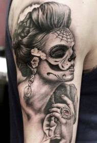 Plecu pelēkās tintes nāves meitenes tetovējuma raksts