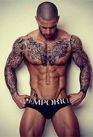 Снимка на татуировка на тотем на татуировка на мускулест мъж