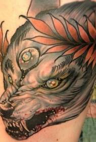 Farget ond ulv med blodige tatoveringsmønster i munnen