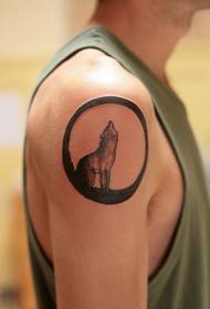 Círculo de tatuaxe de lobo