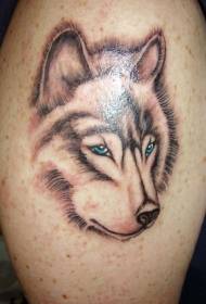 Ernstige wolf met tatoeëringpatroon met blou oë