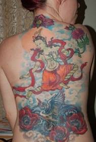 女生背部彩绘跳舞的佛像纹身图案