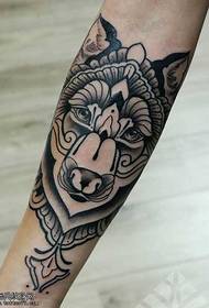 Braț model frumos tatuaj cap de lup
