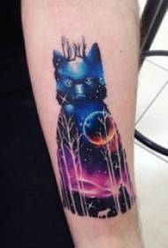 Рука девушки нарисована акварелью звездный пейзаж татуировка волка картина