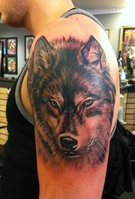 Tatuaggio testa di lupo sulla spalla