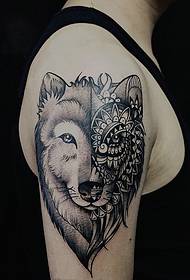 Kamangha-manghang personalidad na lobo totem tattoo