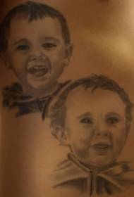 Padrão de tatuagem de retrato realista de criança na cintura