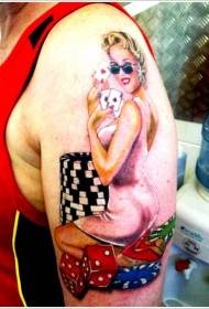 Menina glamourosa ombro colorido jogando tatuagem de poker
