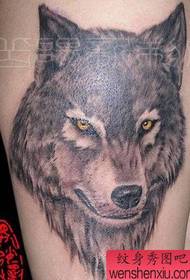 wolf tattoo patroon: dominante arm wolf hoofd tattoo patroon