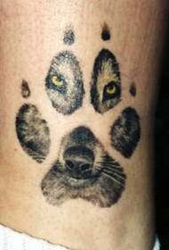 Modeli i tatuazhit ujku: modeli i tatuazhit të ujërave të kokës së ujkut të këmbëve